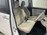 【運転席・助手席転席】運転席の足もともゆったりで長距離ドライブでも快適に★
