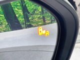【ブラインドスポットモニター】走行中、ドアミラーの死角になりやすい箇所に後続車が接近するとサイドミラーのレンズに警告を表示!ドライバーに注意喚起をしてくれます。