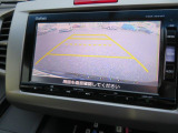 ★純正バックカメラ装備★車庫入れや縦列駐車の際、後退操作の参考になるガイドラインもモニターに表示するのでらくらくです★