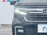 【LEDヘッドライト】悪天候や夜間走行時も良好な視界を確保し安心して運転できる高輝度LEDヘッドライトを装備!点灯速度が早く、消費電力も抑えられています。