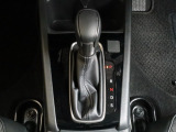 操作性に優れたインパネシフトです。革巻きで握りやすく、上質なグリップ感です。