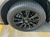 大迫力のホイールが装着されておりおクルマの存在感を足元から引き立ててくれます。