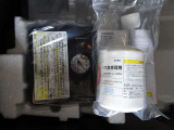 【パンク修理キット】何かがタイヤに刺さった場合、応急的に溶剤を流し込み、小型コンプレッサーでタイヤに空気を注入し、走ることができます。