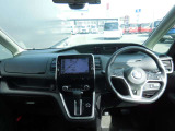 大きなフロントガラスで視界も広く運転しやすいですよ。
