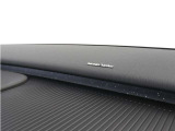 【harman/kardon】5つのスピーカーを内蔵したサウンドバーにより、ドライバーを包み込む音場を実現しました。また、洗練されたミニマルデザインは、キャビンをスタイリッシュに彩ります。
