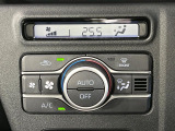 【オートエアコン】一度お好みの温度に設定すれば、車内の温度を検知し風量や温度を自動で調整。暑い&hellip;寒い&hellip;と何度もスイッチ操作をする必要はありません。快適な車内空間には必須の機能ですね♪
