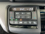 一年じゅう快適なドライブをお楽しみいただけるオートエアコンを装備。