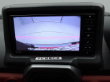 後退時に車両の後ろ側をモニター画面に表示します。車庫入れなどでバックする際に後方確認ができて便利です。車庫入れが苦手な人もこれで安心。