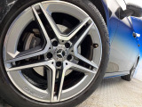 ●純正18インチアルミホイール:輸入車ならではの卓越した走りを支えるホイールと足回りです!日本車の走りに慣れている方にもぜひ体感して頂きたいほど、高いレベルでまとまっています!