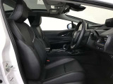 高いホールド性で運転姿勢が安定します。長距離ドライブでも疲れにくいのが魅力です。快適なドライビングライフをお送りください♪