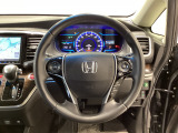運転にかかわる様々な操作を安全に行えるように視点移動が少なく操作性に配慮されたスイッチ類が凝縮されたコクピットです。