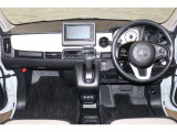操作性に優れた運転席となります!小物入れや各ボタンの配置にこだわり、使いやすいです!座り心地もよく視認性も良好なのでロングドライブもお任せ下さい!