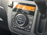 【オートエアコン】一度お好みの温度に設定すれば、車内の温度を検知し風量や温度を自動で調整。暑い&hellip;寒い&hellip;と何度もスイッチ操作をする必要はありません。快適な車内空間には必須の機能ですね♪