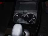運転席と助手席の間には『カップホルダー』が装備されています。お飲み物やボトルタイプに空気清浄機など色々試してみてください!