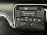 【左右独立オートエアコン】左右席で独立温度コントロールが可能です。運転席はキンキンに冷やして助手席はマイルドにと言った設定が可能です☆暑さ寒さでケンカすることもなくなりますね♪