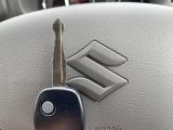 【キーレス】少し離れた場所からでもボタン一つでドアの開錠・施錠ができるのでとっても便利!ドアの鍵穴周りに傷をつけることもありません♪