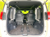 後席を格納すると、これだけの広さが!シーンに合わせたシートアレンジで、大きな荷物も積むことが出来ます♪