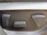 パワーシート搭載。微妙な調整が手軽にでき、最適なポジションで運転することが可能です。