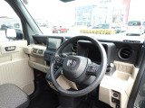 ★運転席まわり★大きなフロントガラスで見晴らしよく運転しやす設計と、広くてゆとりのある運転席。楽な姿勢で座ることが出来るので長時間の運転でも疲れにくいですし体もぶれにくく工夫されています。