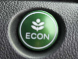 ワンタッチで省燃費走行をサポートするECONスイッチを装備。