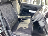 運転席と助手席はベンチシート風になってます。広く使えます。