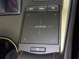 手元でナビゲーションなどの操作を可能にする「リモートタッチ」は、運転姿勢の変化を抑制し、スムーズな操作が可能です。