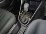 操作が楽なフロアシフトです、レバー式パーキングブレーキで足元インパネ周りもすっきりしています。