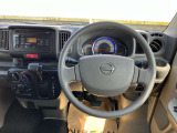 使いやすく安全な操作性と良好な視界を実現した運転席!
