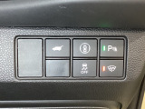 Hondaセンシング用の、VSA(ABS+TCS+横滑り抑制)解除と路外逸脱抑制機能のオンオフスイッチなどはハンドルの右側に装備しています。