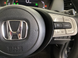ハンドルにHondaセンシング系のクルーズコントロールやレーンキープアシストなどの操作スイッチが装備されています。ハンドルから手を離さず安全に操作できます。
