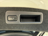 【パワーバックドア】スマートキーや運転席のボタンを押すだけでリアゲートが自動で開閉します!荷物を持っている時や、高い位置にあるバックドアを閉める際に便利な機能です♪