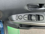 運転席ドア内張(電動格納式カラードドアミラー開閉スイッチ・鏡面調整スイッチ・パワーウインドウスイッチ・フロントスピーカー・ドリンクホルダー)