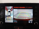 パノラミックビューモニター付きです。車両を上から見たような映像をモニター画面に表示。運転席からの目視では見にくい、車両周辺の状況をリアルタイムでしっかり確認できます。