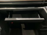 助手席前部には薄型のティッシュBOXが収納できるので便利です。