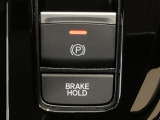 指先の操作でパーキングブレーキの「作動と解除」が行うことができる装備。ブレーキペダルから足を離しても停止し続けてくれるオートブレーキホールド機能。信号待ちなどの際には便利。ECO運転で低燃費走行♪