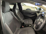 運転席の画像です。足元やシートまわりに余裕があり、リラックスした姿勢で運転が可能です。視界も良好で操作系へのアクセスもしやすく、快適で安心感のあるドライブをサポートします。