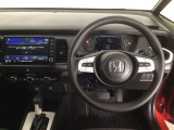 【ハンドル】運転にかかわる様々な操作を安全に行えるように視点移動が少なく操作性に配慮されたスイッチ類が凝縮されたコックピットです。