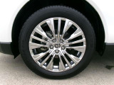 19インチ純正アルミホイール。路面に近いホイール部分は特に目立ちますし、車のイメージも大きく変わりますよ!