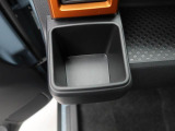 カップホルダーは運転席や助手席からちょうど手の届く位置です!!