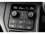 トリプルゾーンフルオートエアコンを装備。運転席・助手席・リアで独立した温度設定が可能になり、どこに座っても車内は快適空間♪