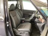 フロントは広々セパレートシート、運転席は、高さを調整できるハイトアジャスター付きです。