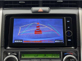 バックガイドモニター付きです。車の後方に小型カメラが付いており、バックする際の後方の様子をモニター上に表示します。