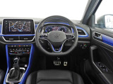 シンプルなデザインで視認性の高いインパネです。スイッチ類も大きく運転しながらの操作性も高い造りとなっています。