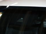 【プリクラッシュセーフティシステム】ミリ波レーダーと単眼カメラを併用したセンサーで前方の車両と昼夜歩行者・昼自転車を検知し、それに基づく統合的な制御により、事故の回避や衝突被害の軽減を支援します。