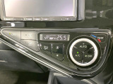 【オートエアコン】一度お好みの温度に設定すれば、車内の温度を検知し風量や温度を自動で調整。暑い&hellip;寒い&hellip;と何度もスイッチ操作をする必要はありません。快適な車内空間には必須の機能ですね♪