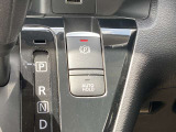 電動パーキングブレーキ。オートブレーキホールドはブレーキペダルを踏んで停車すると、ブレーキペダルから足を離してもクルマがブレーキ力を維持。足の疲れを緩和します。
