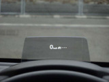 【ヘッドアップディスプレイ】メーターの上部に走行情報をディスプレイで表示します。車速などのクルマの現在の走行状況が把握できます。