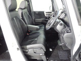 フロントシートはベンチシートです、運転席と助手席の移動が簡単です。真ん中にはアームレストも装備されています! また運転席シートの高さも調整できます。