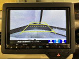 リバースギアに入れるだけで後方の表示へ切り替わります。夜間や雨の日の駐車も楽になりますよ。
