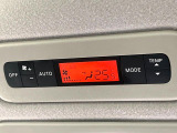 【リアオートエアコン】広い後部座席には必須の機能!風量や温度を自動で調整し前席と同様な車内環境にしてくれるリアオートエアコンを装備。夏の暑さも冬の寒さもストレスなく快適にお過ごしいただけます♪
